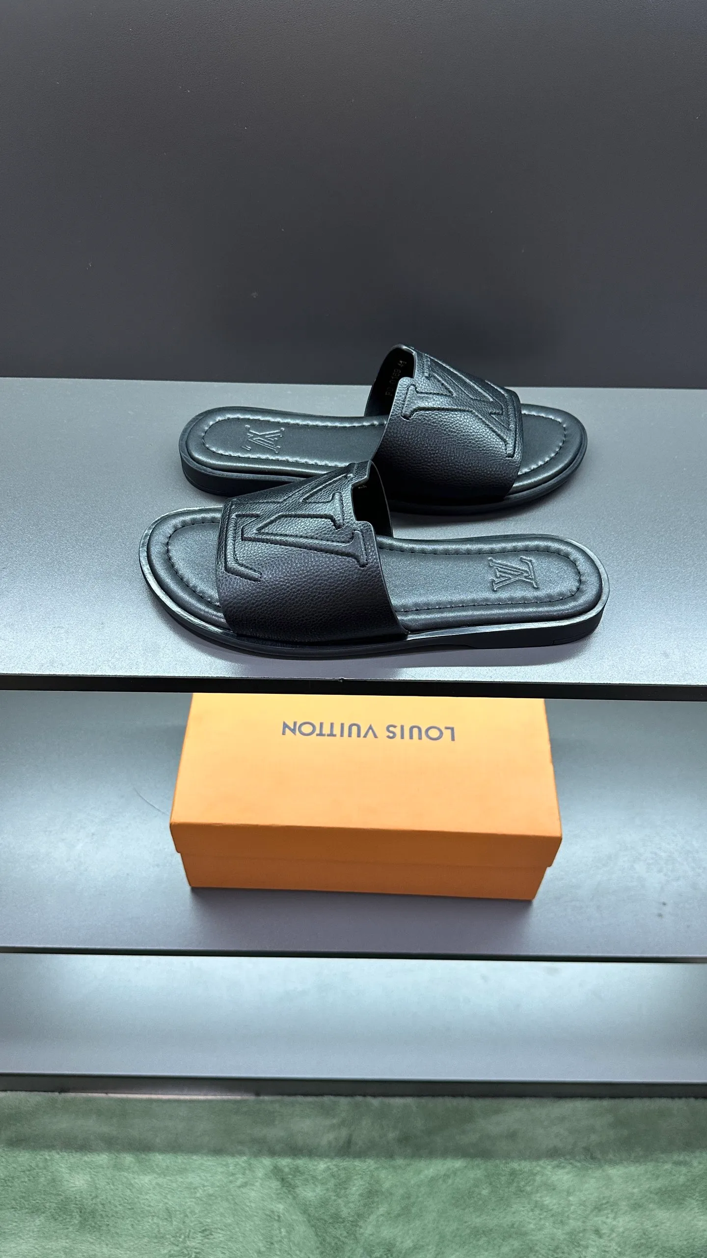 P300 🔍LV Men's Spring and Summer Slippers Counter Synchronization. The uppers are imported cowhide fabrics from Italy, with logo graphics and high-quality craftsmanship. Soles: original soles specially provided by the original factory. Exclusive movable molded soles are super comfortable. Original factory follow-up orders. 🔍🔍High quality. You can enter and leave the counter at will. Welcome to compare. Code number 38-45 No. 058